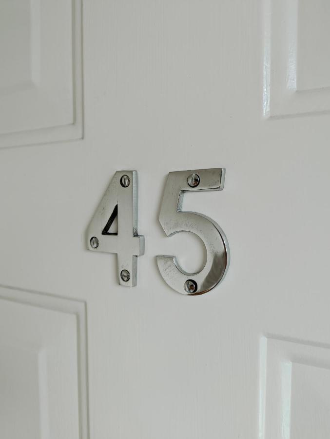 Spacious, Mid-Century 1 Bedroom Apartment Quedgeley Bagian luar foto
