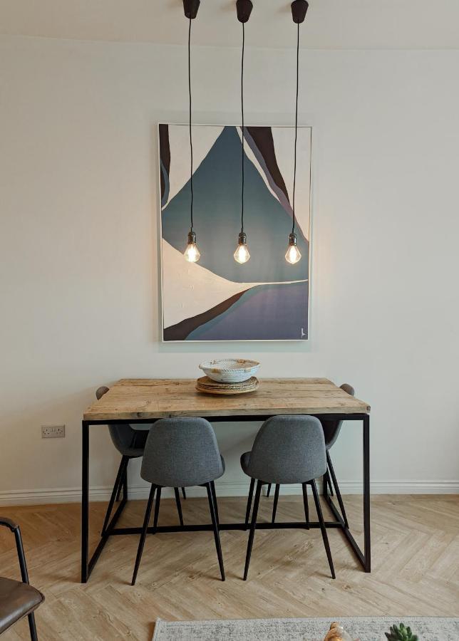 Spacious, Mid-Century 1 Bedroom Apartment Quedgeley Bagian luar foto