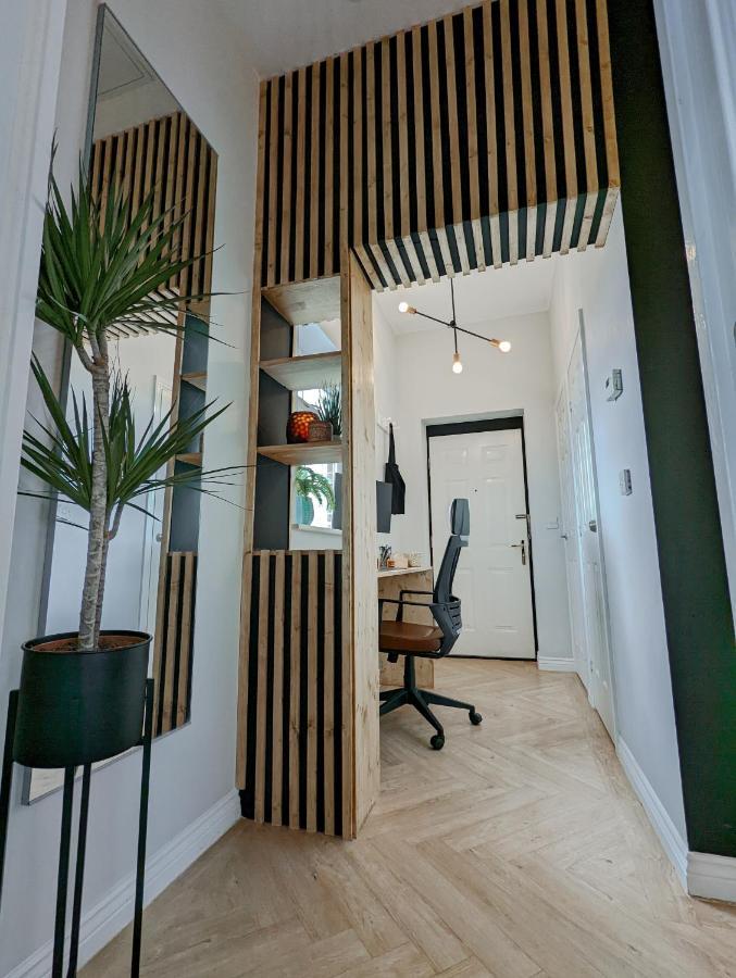 Spacious, Mid-Century 1 Bedroom Apartment Quedgeley Bagian luar foto